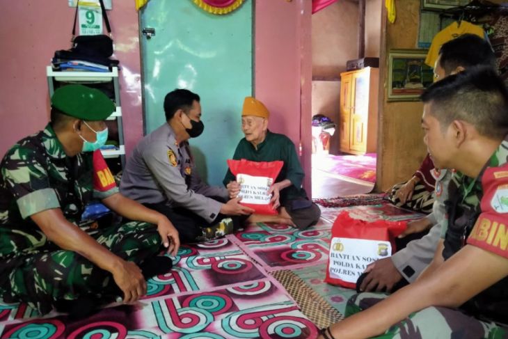 TNI dan Polri Melawi berikan bantuan paket sembako untuk veteran