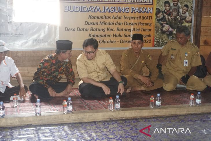 LazisMu serahkan bantuan kepada Komunitas Adat Terpencil di HST
