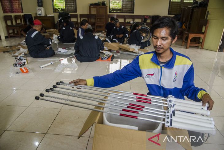 Produksi tongkat adaptif disabilitas netra 