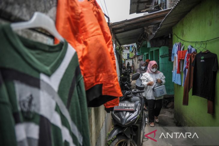 Layanan imunisasi campak dari rumah ke rumah di Bandung 