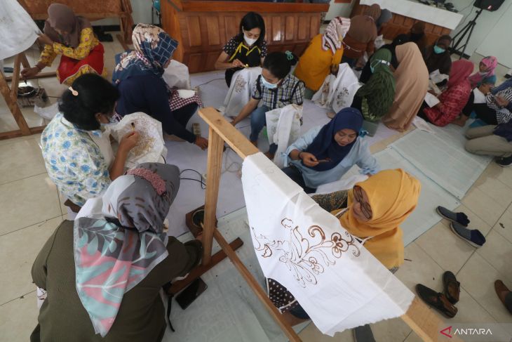 Pelatihan membatik bagi ibu rumah tangga