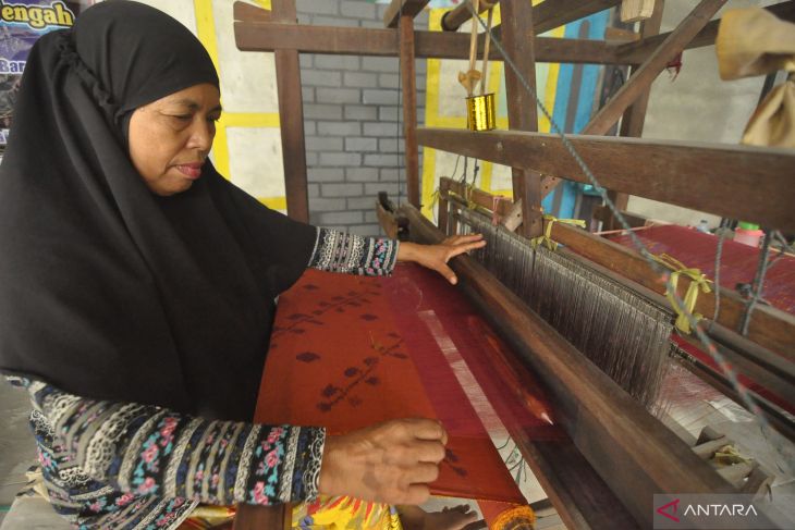 Menenun kain Donggala didorong masuk dalam kurikulum SMK