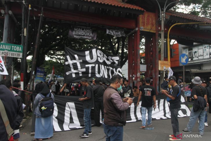Unjuk rasa blokir jalan Aremania