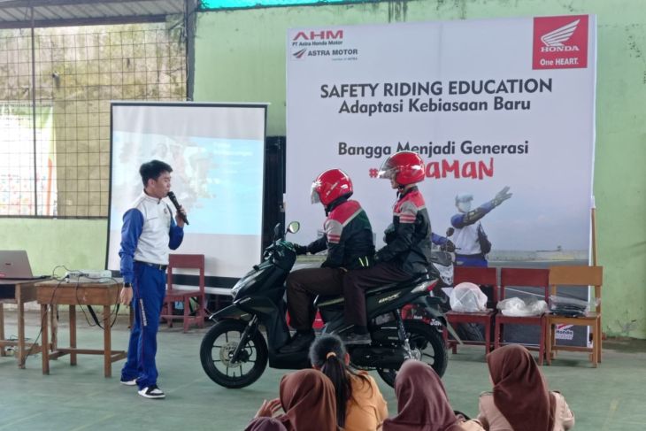 Honda Kalbar gelar edukasi safety riding kepada siswa SMK N 7 Pontianak