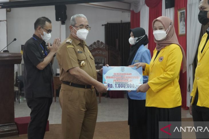168 mahasiswa berprestasi HSS terima penghargaan dari Pemkab HSS
