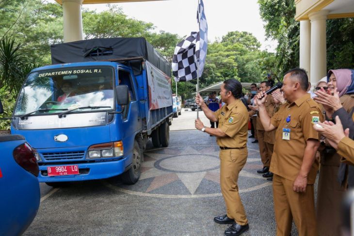 Pj Gubernur Banten lepas pengiriman bantuan korban gempa Cianjur