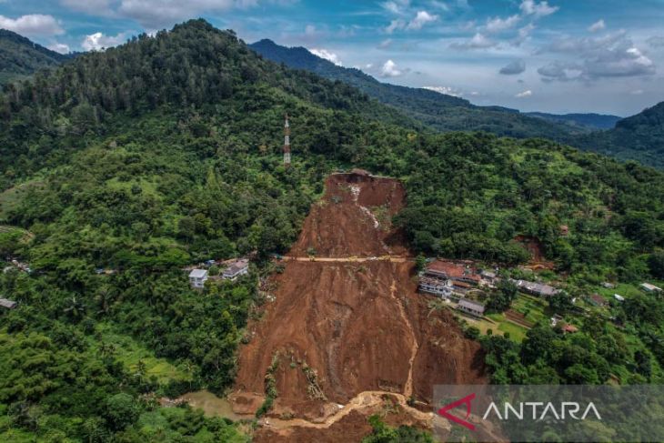 Longsor akibat gempa di Cianjur 