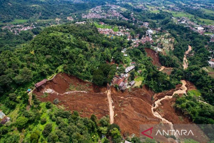 Longsor akibat gempa di Cianjur 