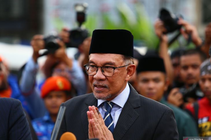 Anwar Ibrahim diangkat menjadi Perdana Menteri Malaysia ke-10