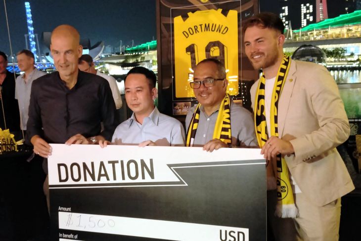 Dortmund lelang kostum Julian Brandt donasi korban Kanjuruhan