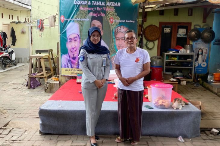 Petugas Jasa Raharja mengunjungi rumah ahli waris korban kecelakaan lalu lintas Di Tangerang