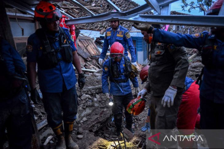 Pencarian korban tertimpa bangunan akibat gempa 