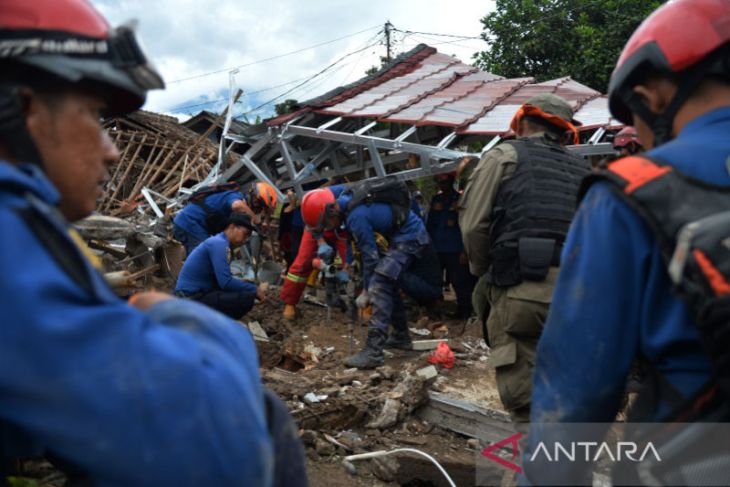 Pencarian korban tertimpa bangunan akibat gempa 