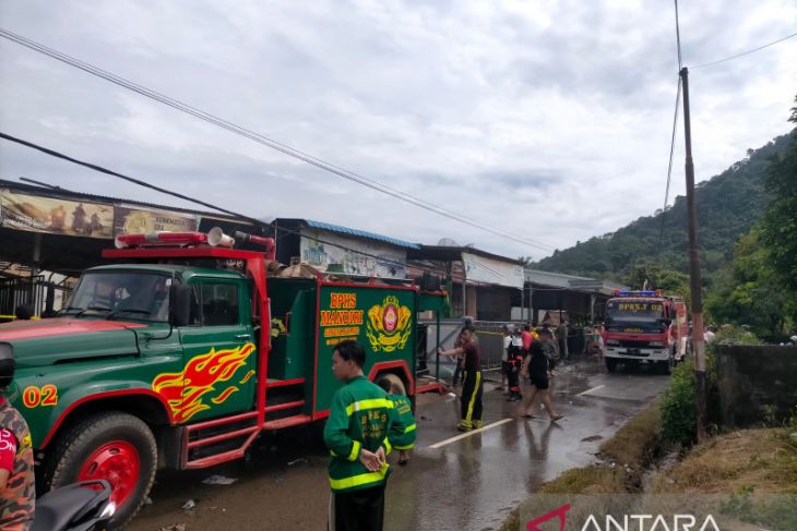 Sembilan rumah di Singkawang Selatan hangus terbakar