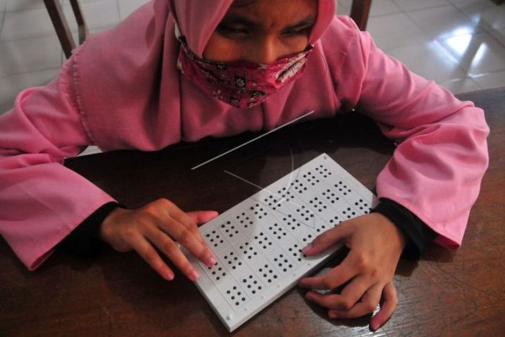 Belajar menulis dengan huruf braille