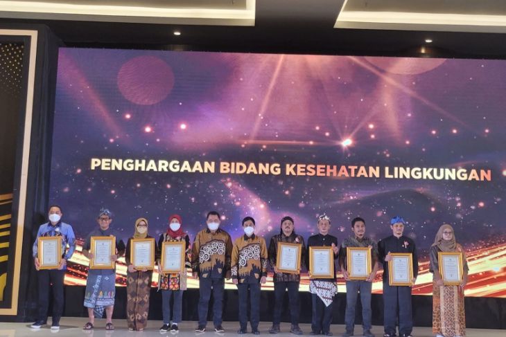 Wali Kota Surabaya terima penghargaan pembina terbaik sentra pangan dari Kemenkes