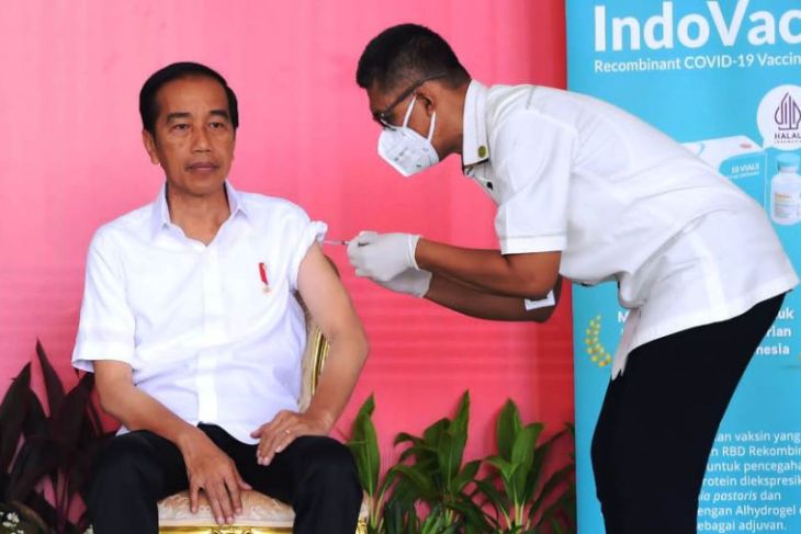 Jokowi receives second booster vaccine dose