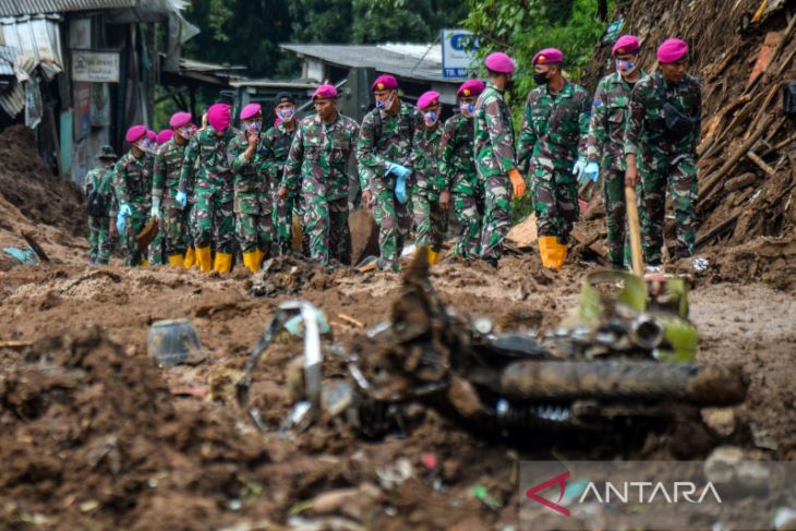 Pencarian korban tertimbun longsor akibat gempa di Cianjur 