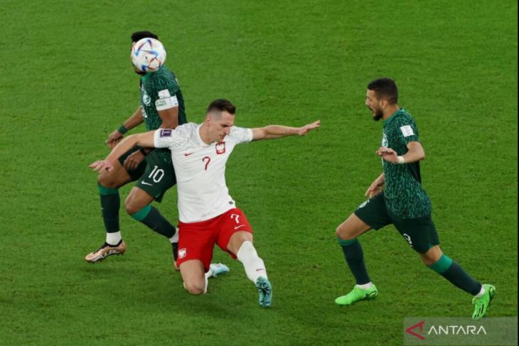 Polandia kalahkan Arab Saudi 2-0