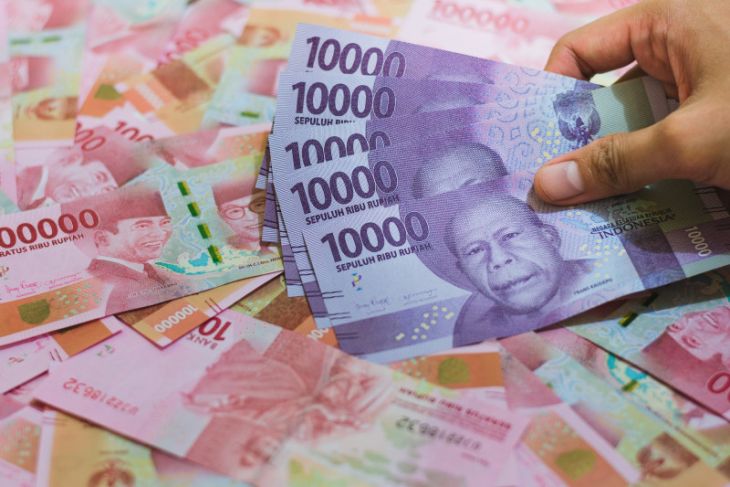 Rupiah menguat di tengah investor pertimbangkan data ekonomi, Kamis pagi