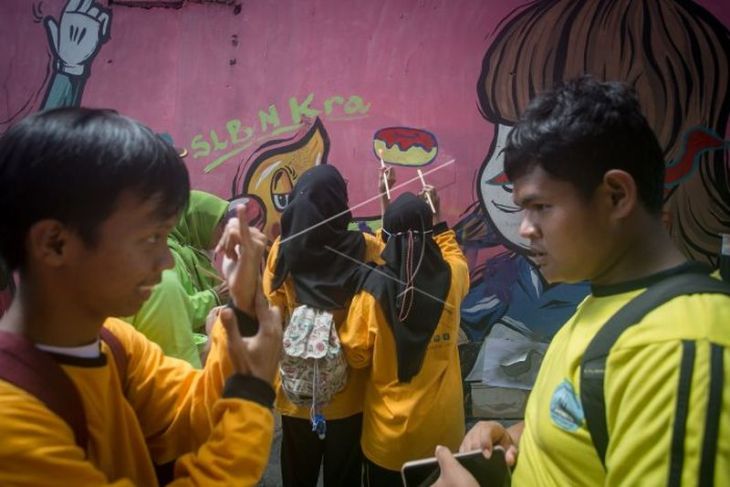 Siswa SLB belajar membuat mural