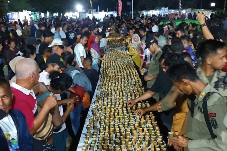 Sebanyak 3.500 cangkir bambu berisi madu di Festival Danau Sentarum
