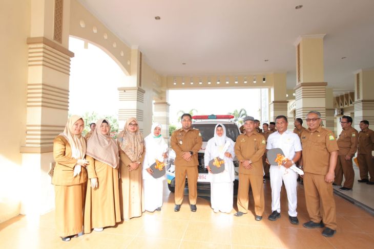 Optimalkan laynan, Pemkab Aceh Besar serahkan ambulans ke Puskesmas