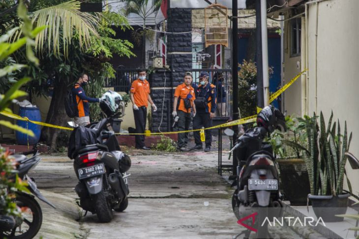 Olah TKP rumah terduga pelaku bom bunuh diri di Bandung 