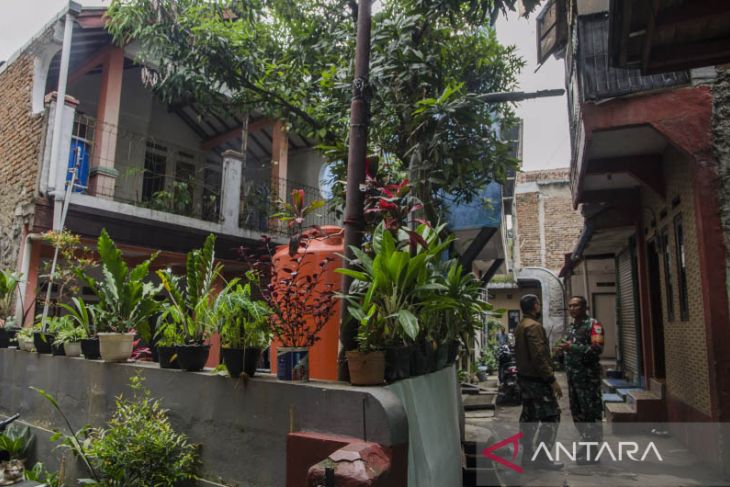 Olah TKP rumah terduga pelaku bom bunuh diri di Bandung 