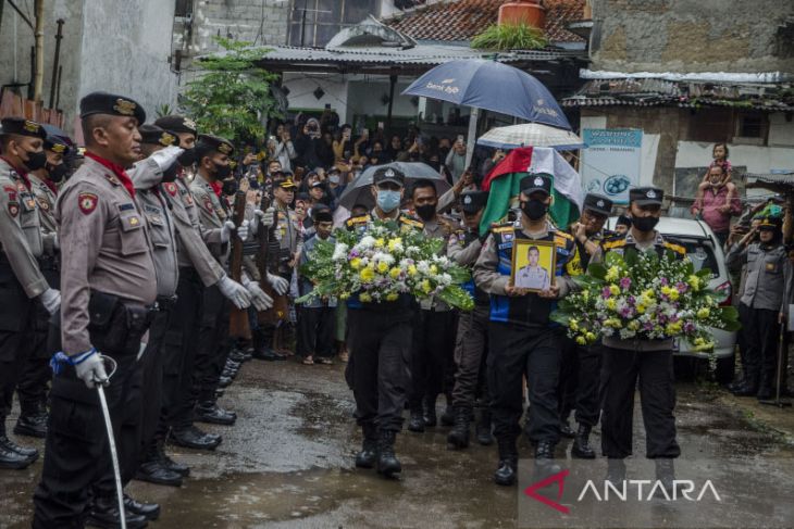 Pemakaman polisi korban bom di Polsek Astana Anyar 