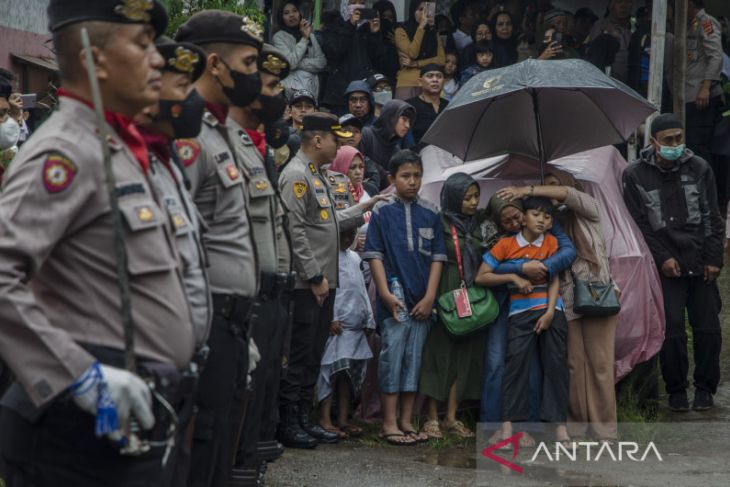 Pemakaman polisi korban bom di Polsek Astana Anyar 