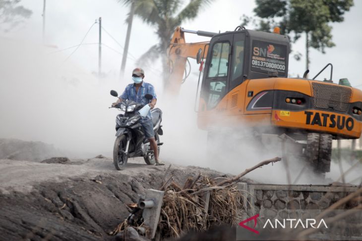 Pembersihan material vulkanik Gunung Semeru