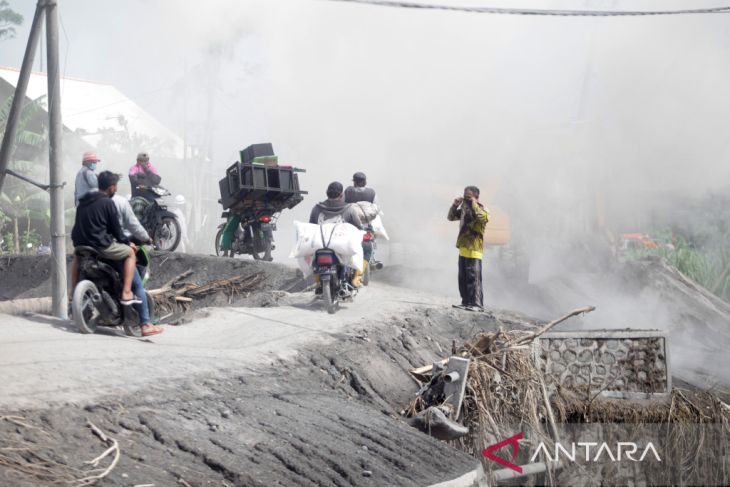 Pembersihan material vulkanik Gunung Semeru