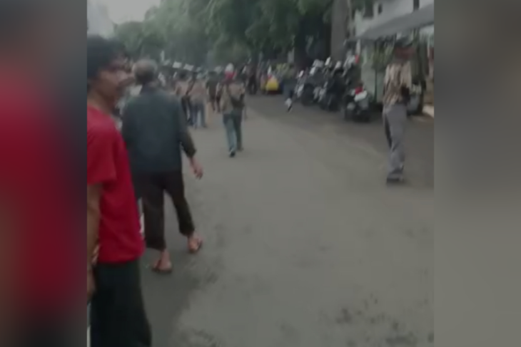 Ledakan diduga bom bunuh diri terjadi di Kantor Polsek Astanaanyar Bandung