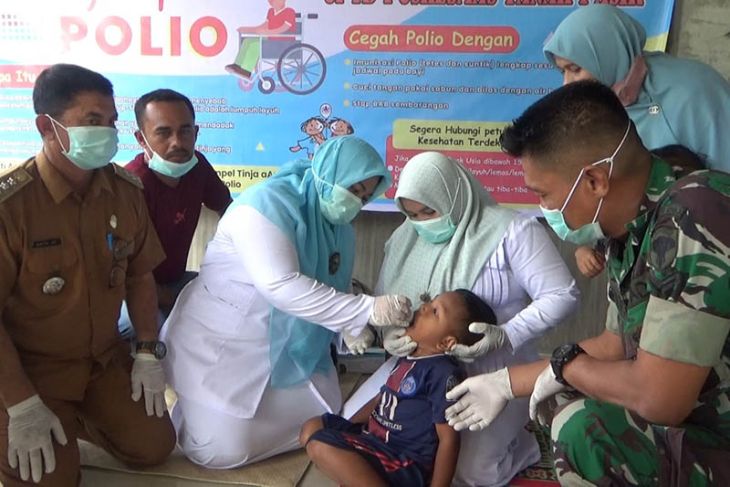 Health workers in North Aceh are pursuing polio immunization