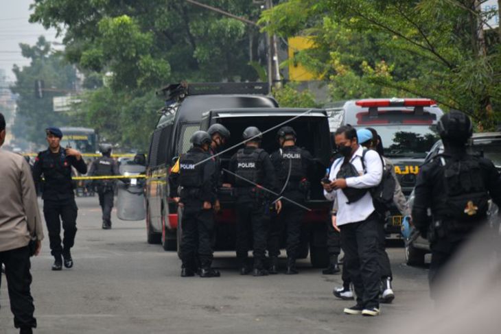 Pengamanan Lokasi Ledakan Bom Di Polsek Astanaanyar