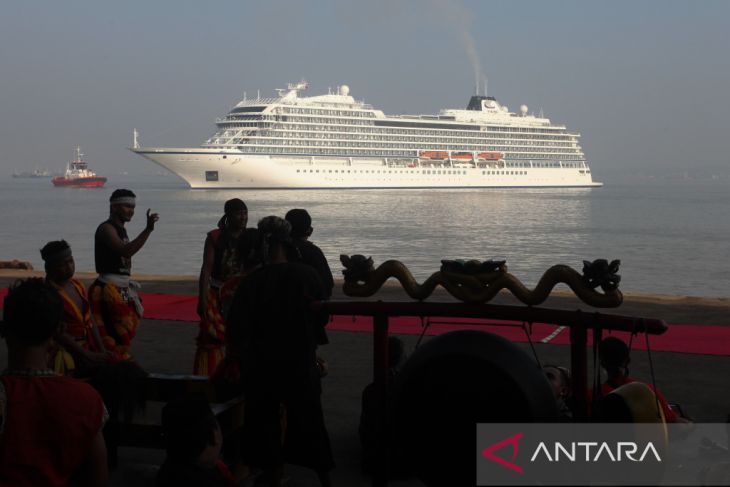 Kapal pesiar MV Viking Mars tiba di Surabaya