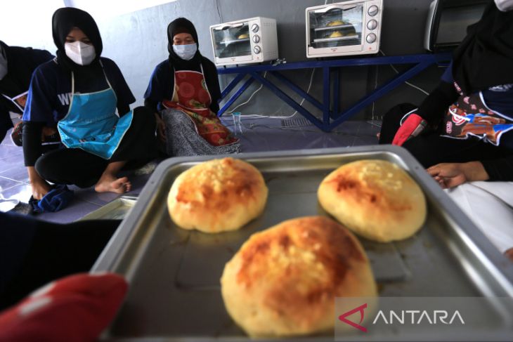 Produksi roti lapas Indramayu 