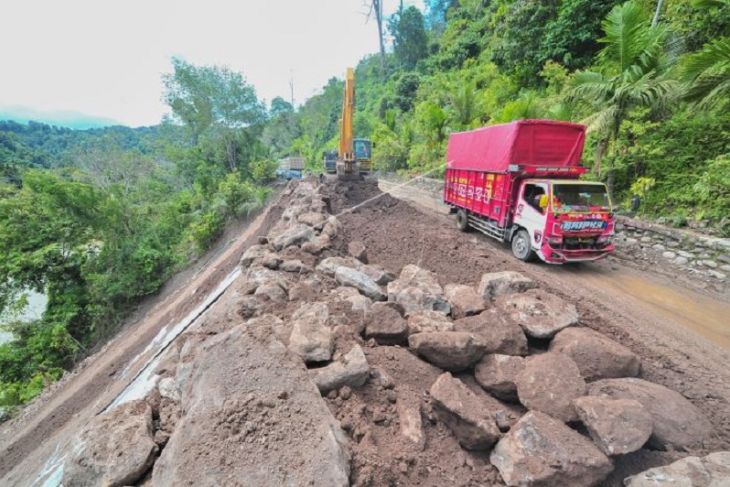 Perbaikan jalanj nasional yang rusak akibat longsor di Merangin