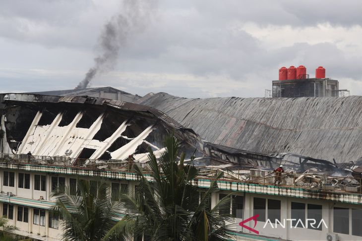 Gedung Abulyatama roboh akibat kebakaran