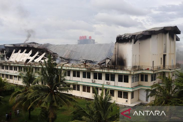 Gedung Abulyatama roboh akibat kebakaran