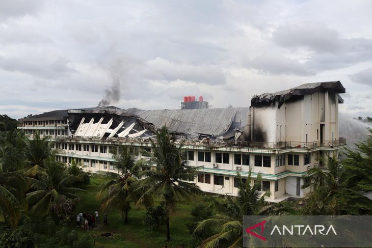 Gedung Abulyatama roboh akibat kebakaran