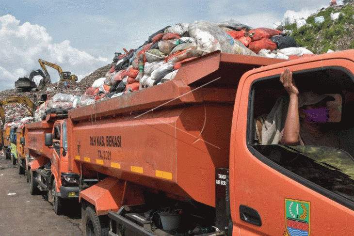 Antrean truk sampah akibat longsor di TPA Burangkeng Bekasi