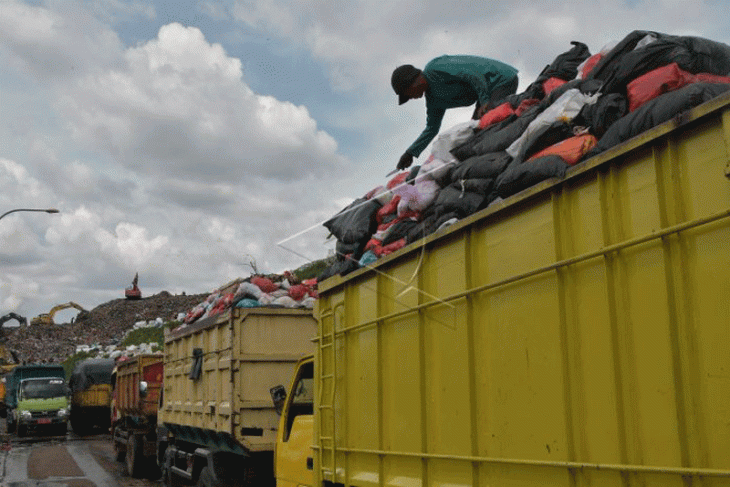 Antrean truk sampah akibat longsor di TPA Burangkeng Bekasi