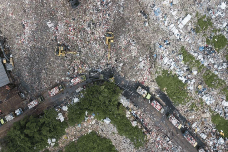 Antrean truk sampah akibat longsor di TPA Burangkeng Bekasi