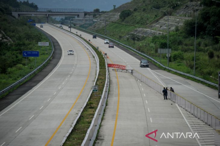 Pengoperasian jalan tol Cisumdawu seksi dua dan tiga 