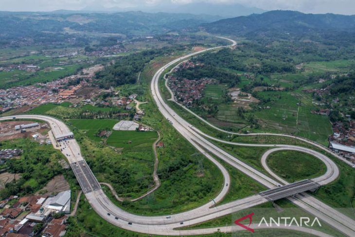 Pengoperasian jalan tol Cisumdawu seksi dua dan tiga 