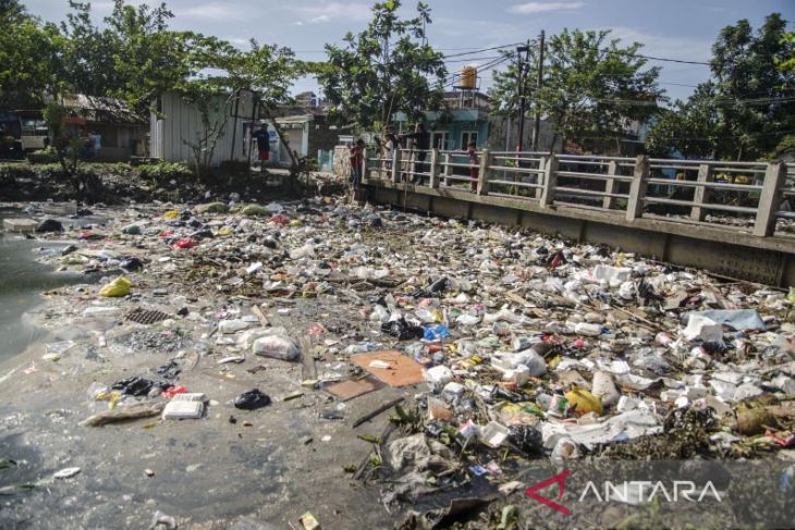 Sampah di aliran sungai Cikapundung Dayeuhkolot 