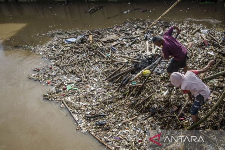 Sampah di aliran sungai Cikapundung Dayeuhkolot 