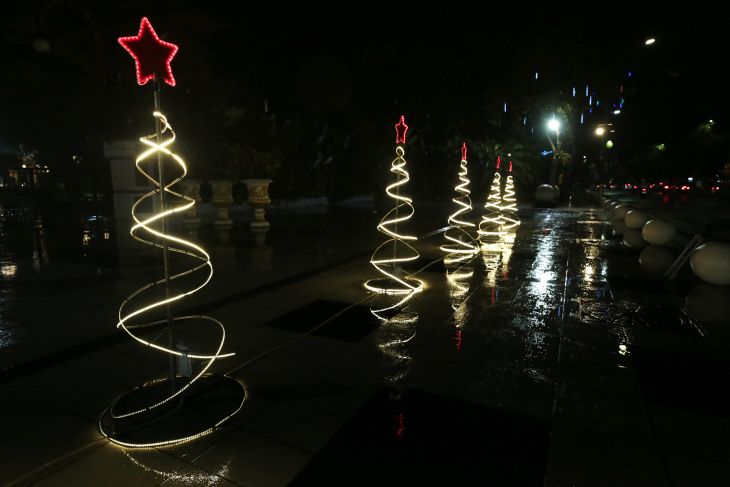 Ornamen Natal Terpasang Di Beberapa Kawasan Di Surabaya Antara News